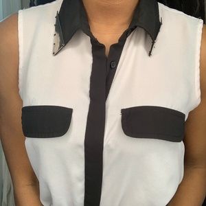 White & BlacSleeveless button down w/ Gold collars